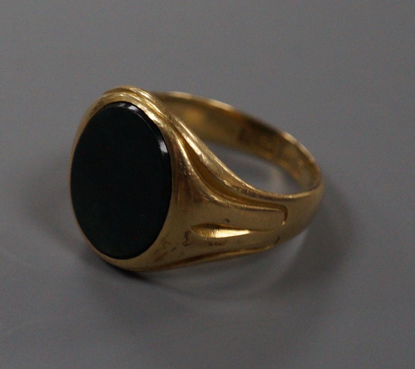 A late Victorian 18ct gold and oval bloodstone set signet ring, size O, gross weight 6.9 grams.